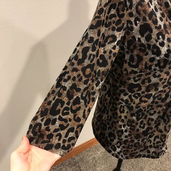Animal print V-neck long sleeve top - Picture 4 of 8